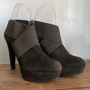 Stuart Weitzman Suede Ankle Boots
Black
Round-Toes
Stiletto Heels with Platform